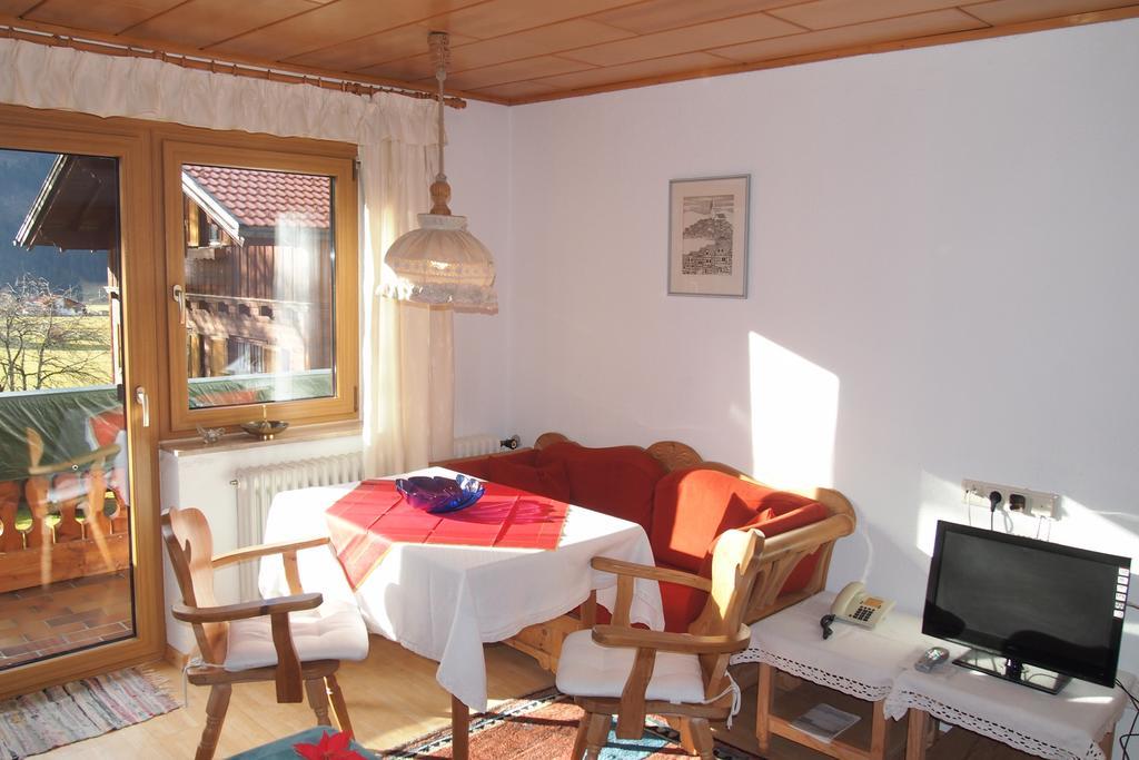 Apartamento Haus Bergwelt Grän Habitación foto
